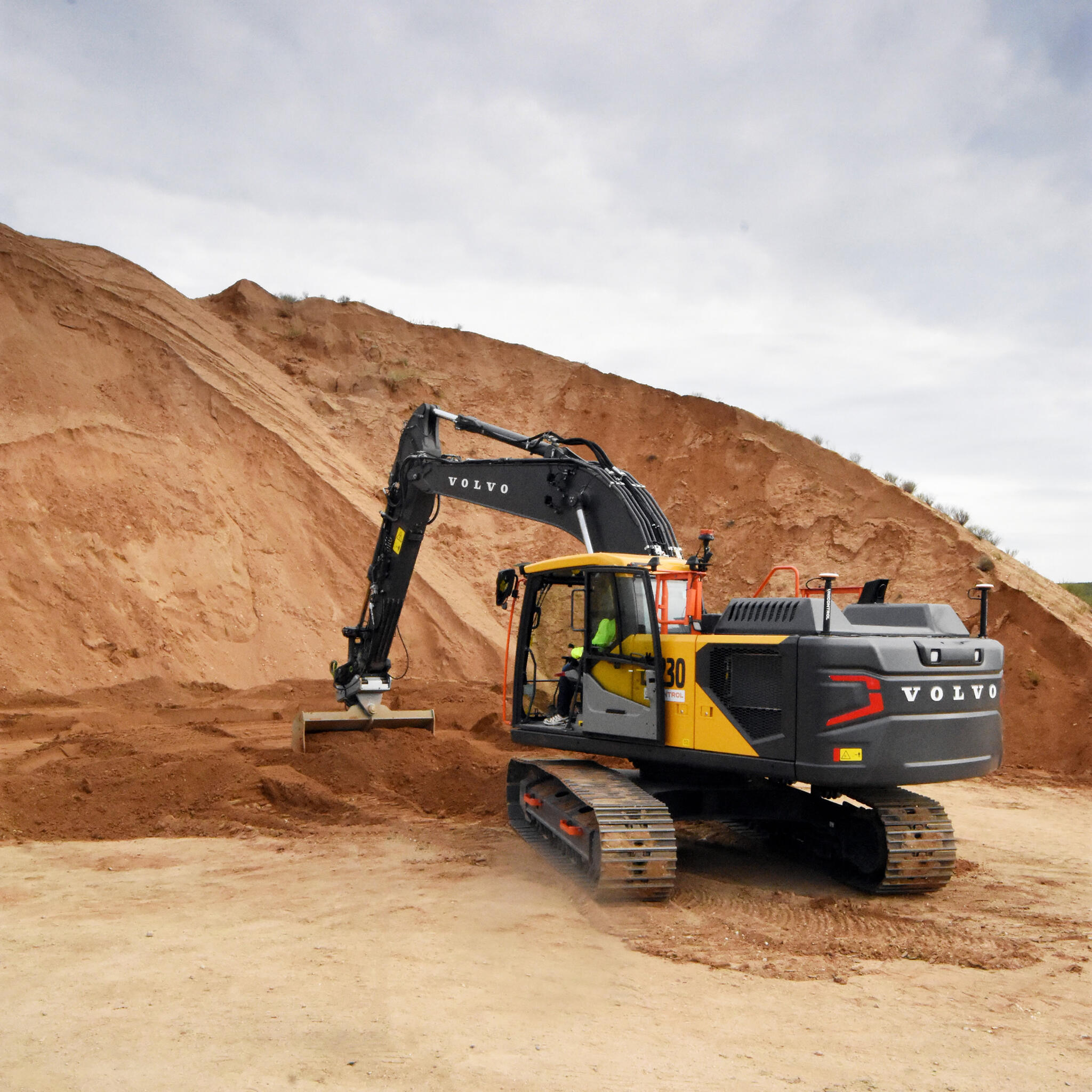 02. Volvo EC230