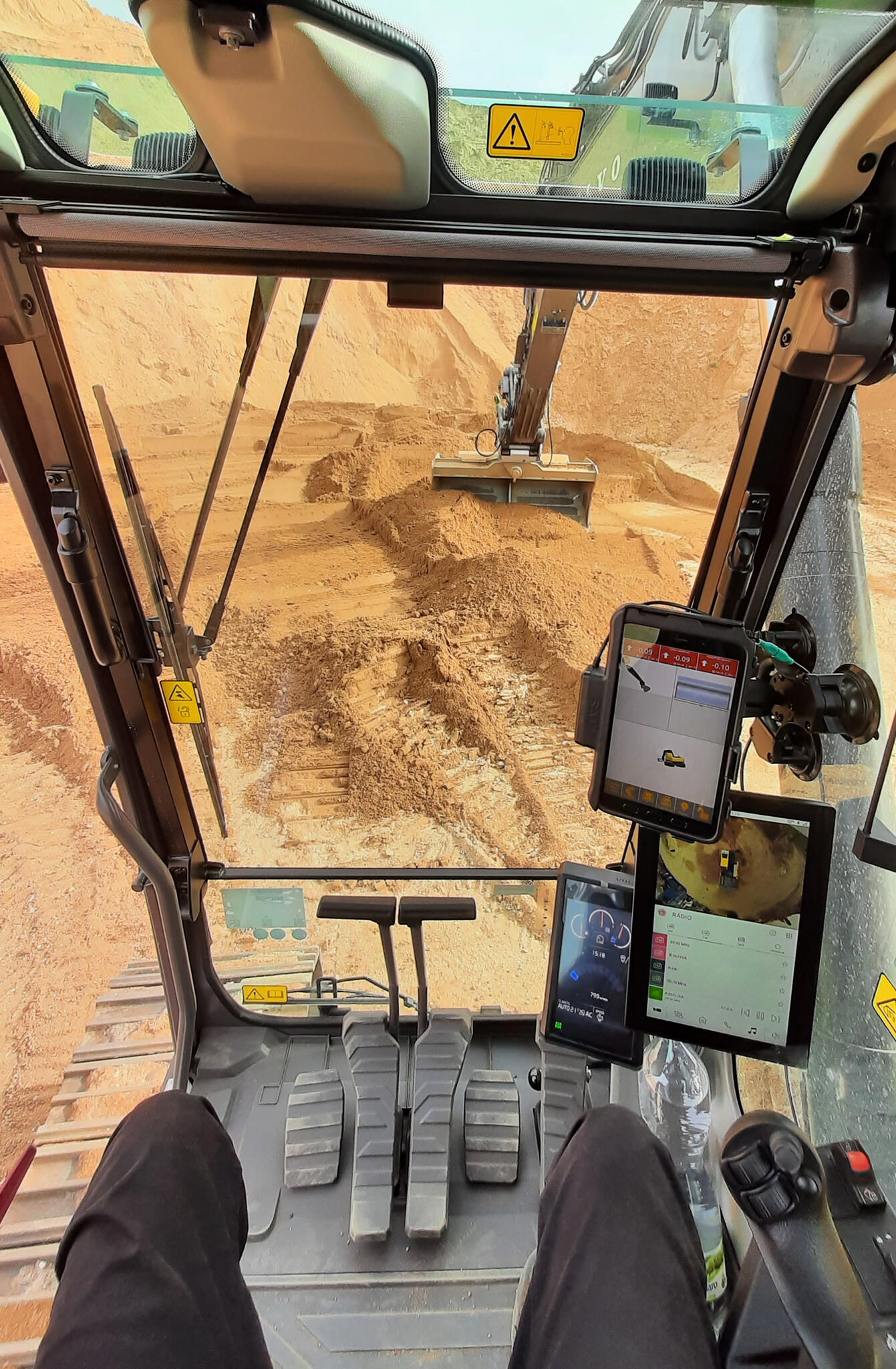 05. Volvo EC230 - tři displeje