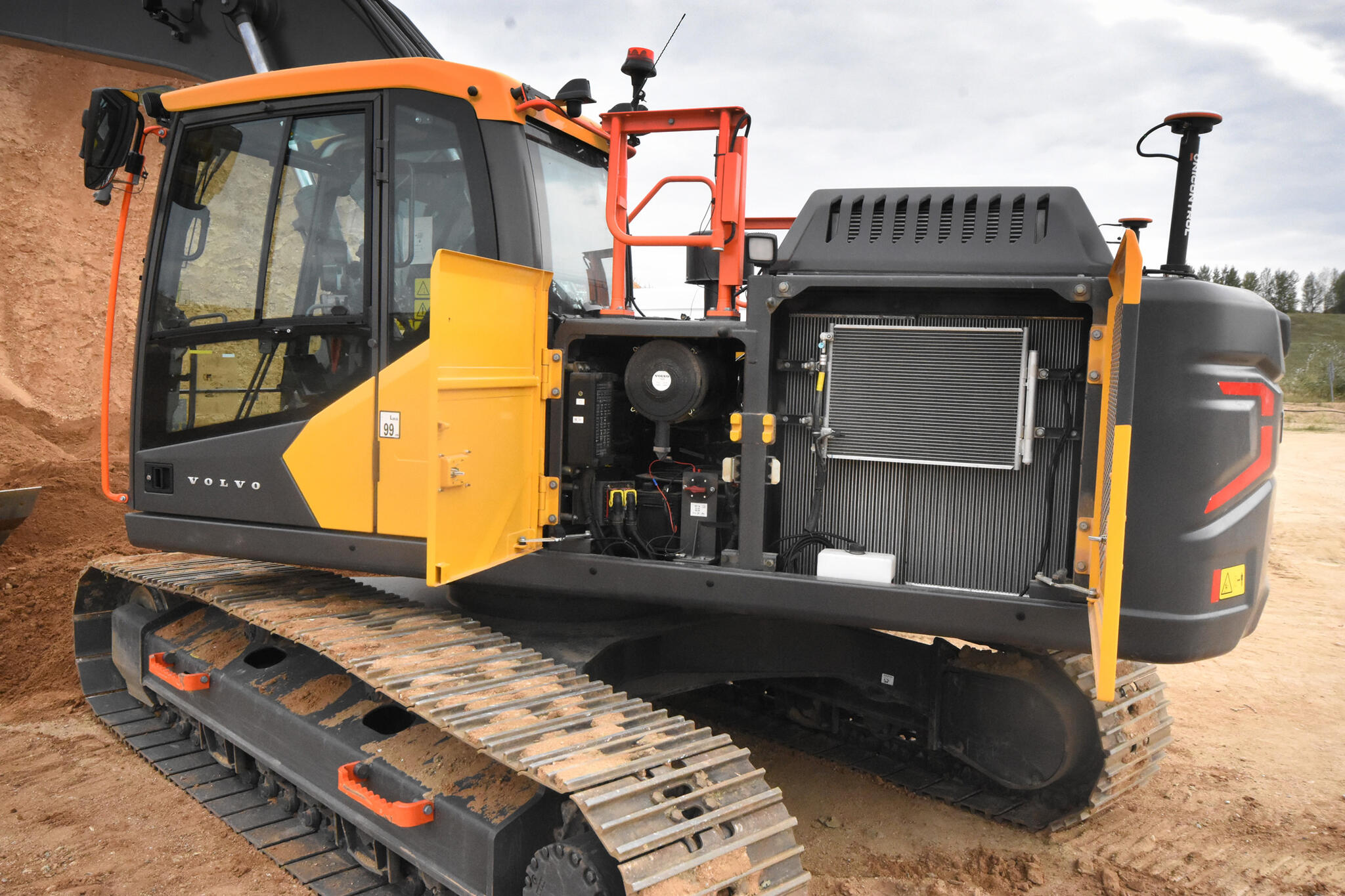 10. Volvo EC230 - servisní přístup zleva