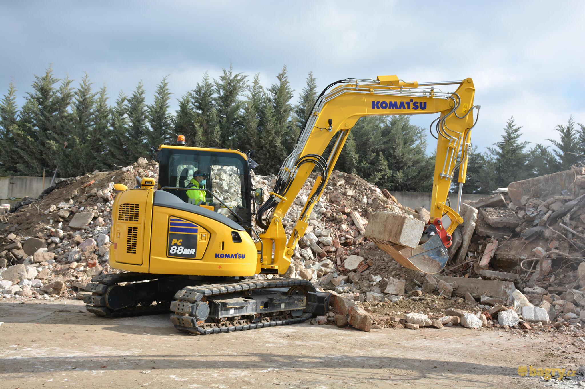 03. Pásové midirypadlo Komatsu PC88MR-11