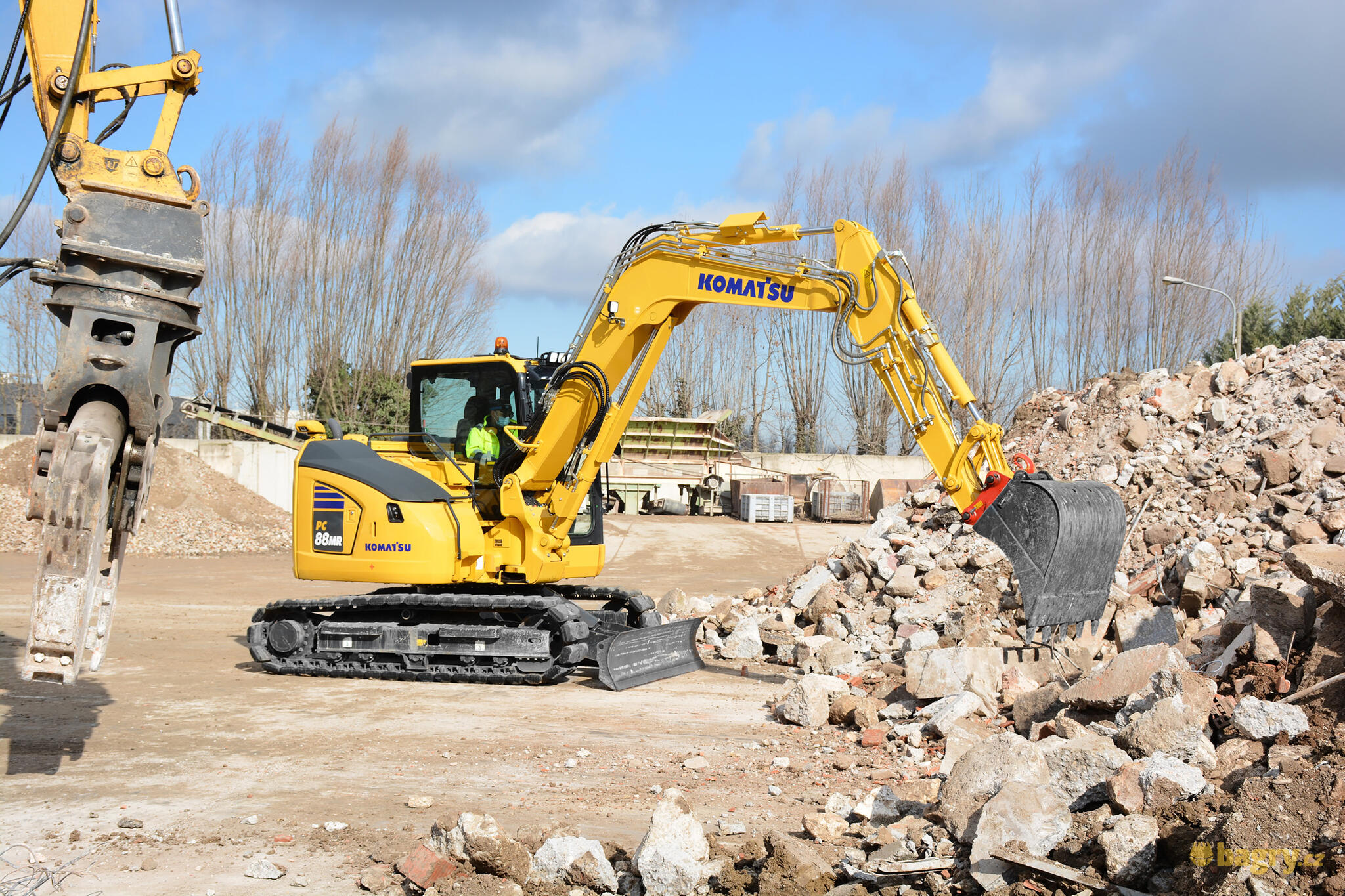 04. Pásové midirypadlo Komatsu PC88MR-11