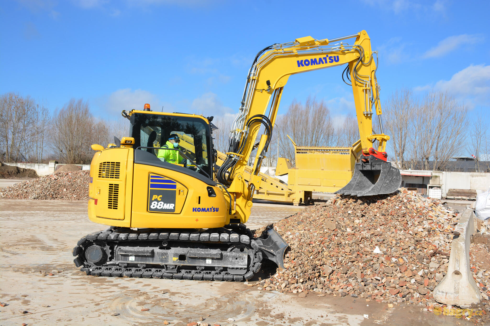 05. Pásové midirypadlo Komatsu PC88MR-11