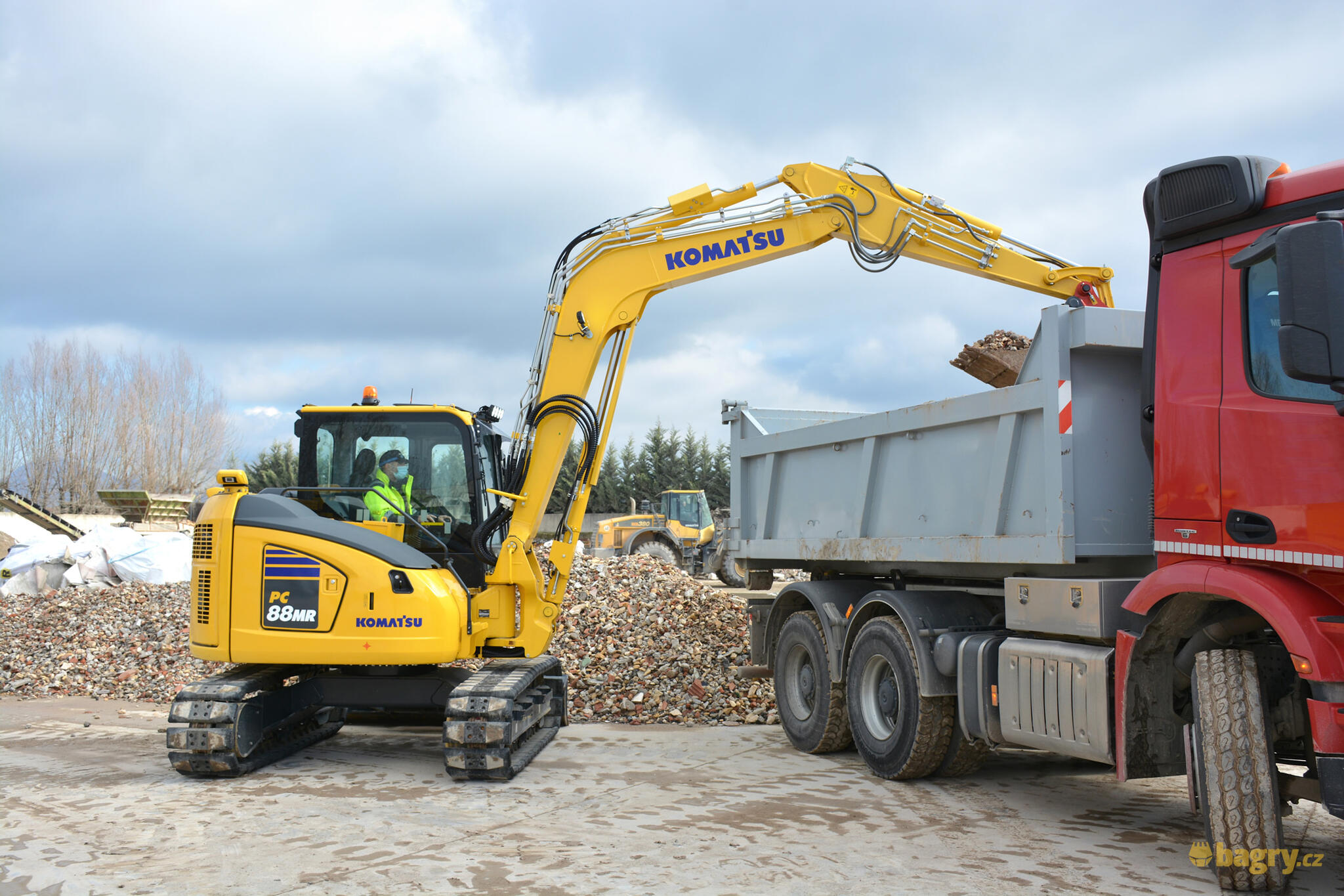 06. Pásové midirypadlo Komatsu PC88MR-11