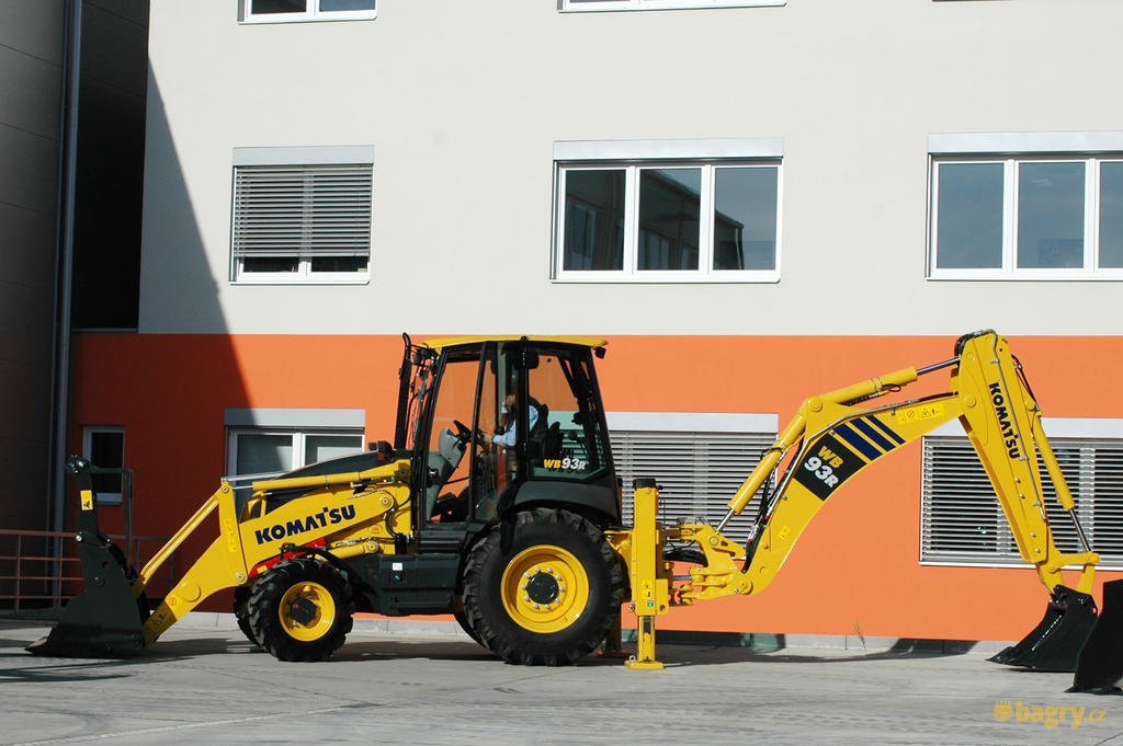 02 - Komatsu WB93R-8