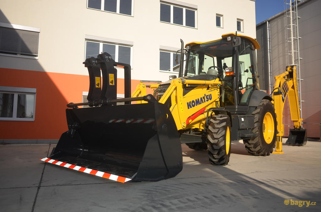 03 - Komatsu WB93R-8