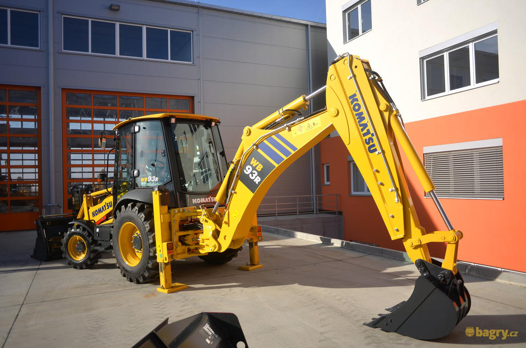 04 - Komatsu WB93R-8