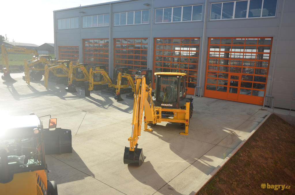 05 - Komatsu WB93R-8