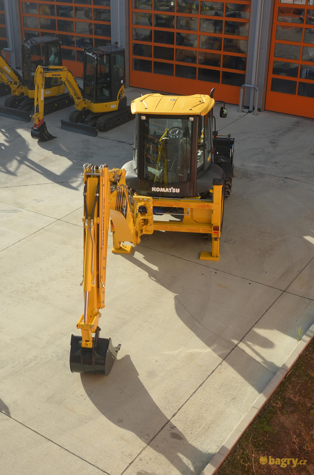 06 - Komatsu WB93R-8