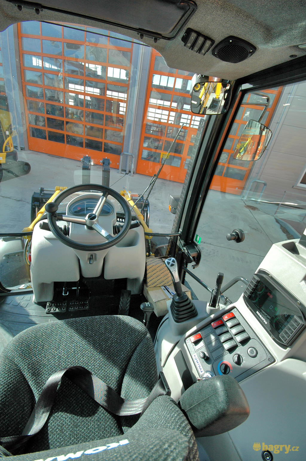 07 - Komatsu WB93R-8