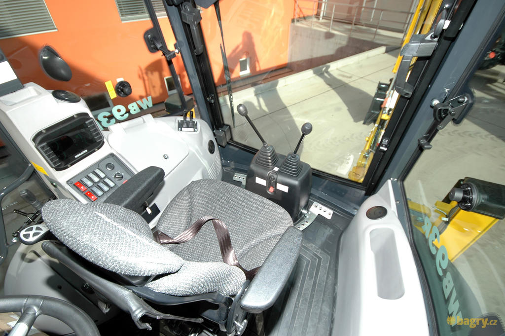09 - Komatsu WB93R-8
