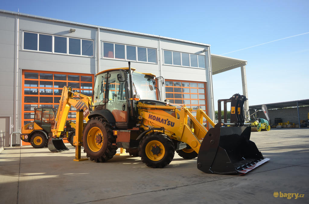 Komatsu WB93R-8: První foto
