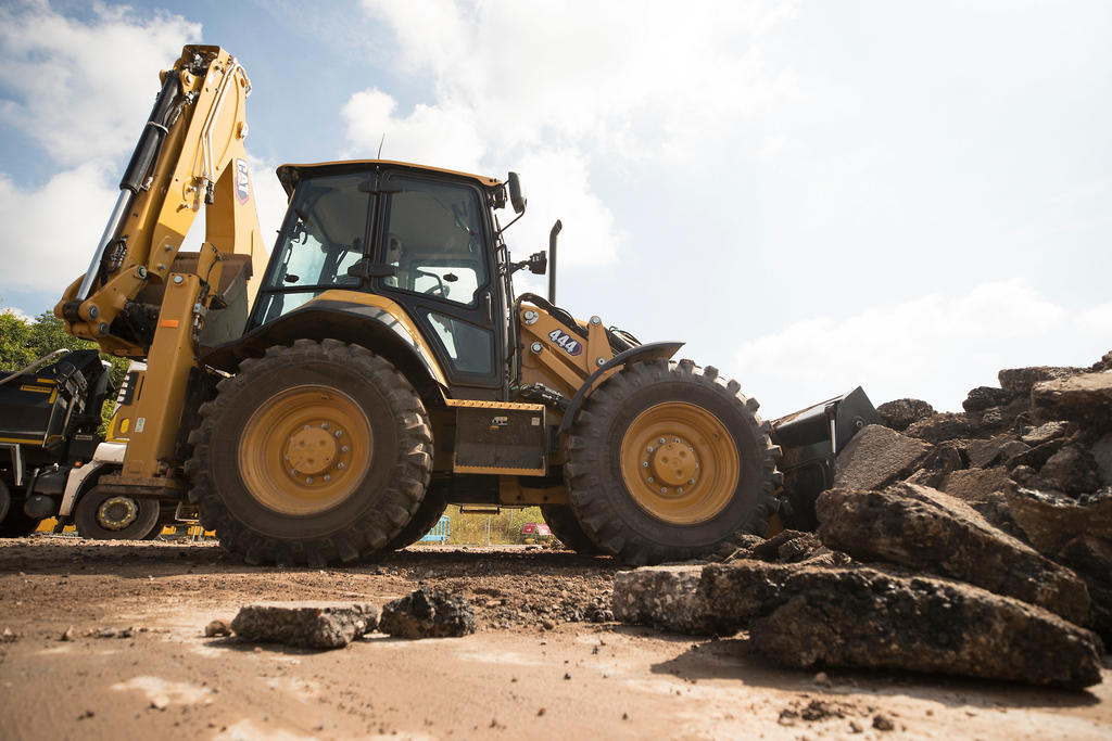 Nové rypadlonakladače Caterpillar pro rok 2020: První foto