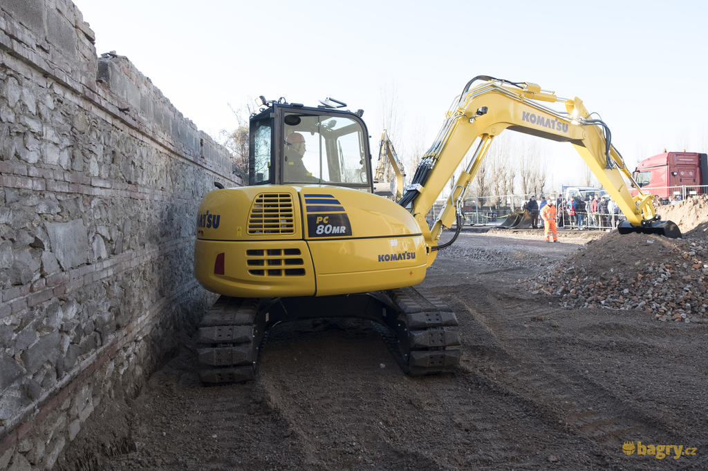 02. Komatsu PC80MR-5