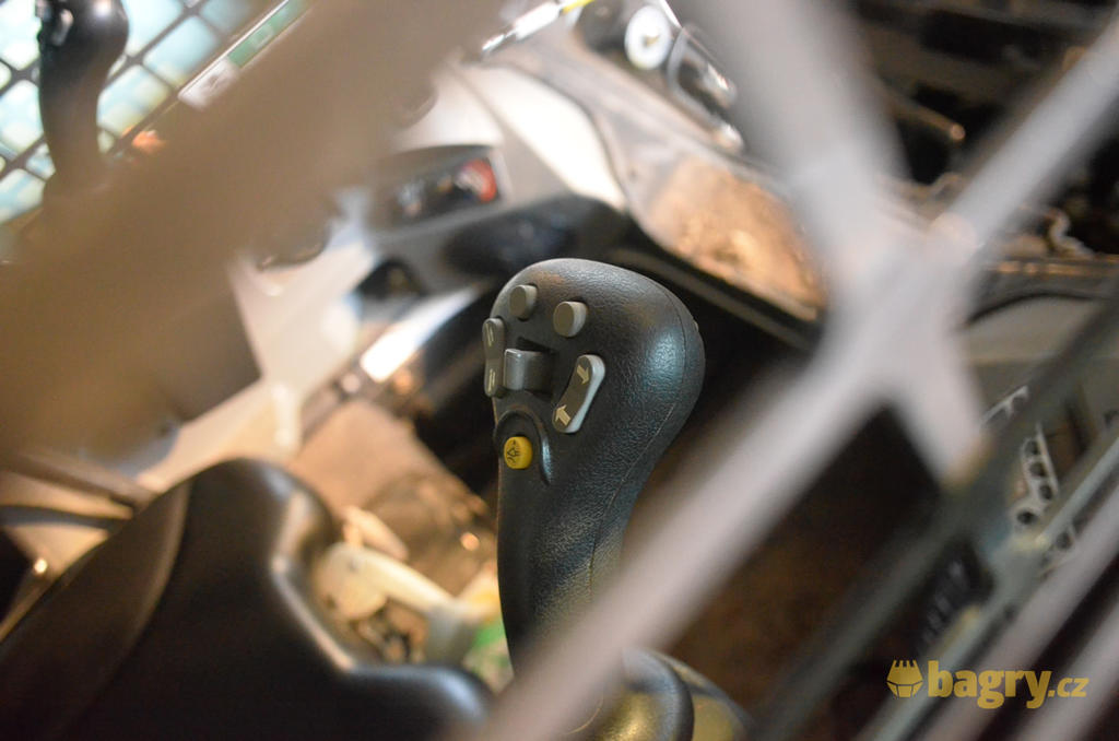 07. Tlačítky posetý joystick Bobcatu T650