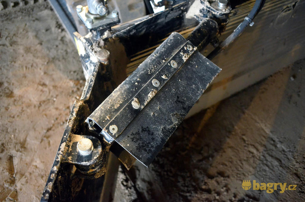 13. Mechanická ochrana pístní tyče bočnice