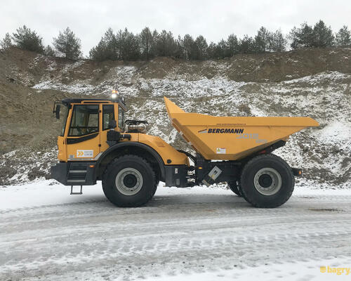 02. Dumper se zdá být dlouhý, ale díky umístění kloubu zatáčení takřka ve středu stroje si do zatáček nemusíte najíždět.