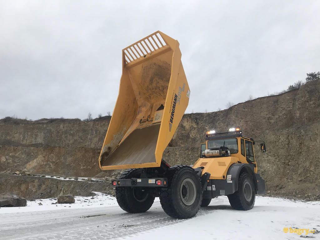 04. Dumper Bergmann 3012R s vyklopenou korbou