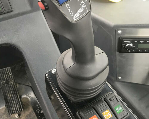 14. Joystick, kterým se ovládá převážná většina funkcí na stroji.