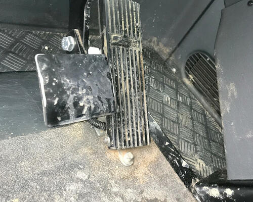 16. Pro sešlápnutí klouzajícího pedálu brzdy potřebujete hodně síly. Naproti tomu plynový pedál nevybočuje z konvence, co se týče síly ovládání.