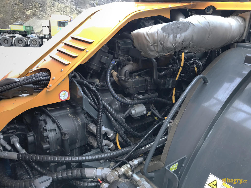 24. Čtyřválcový motor Cummins a převodovka ZF