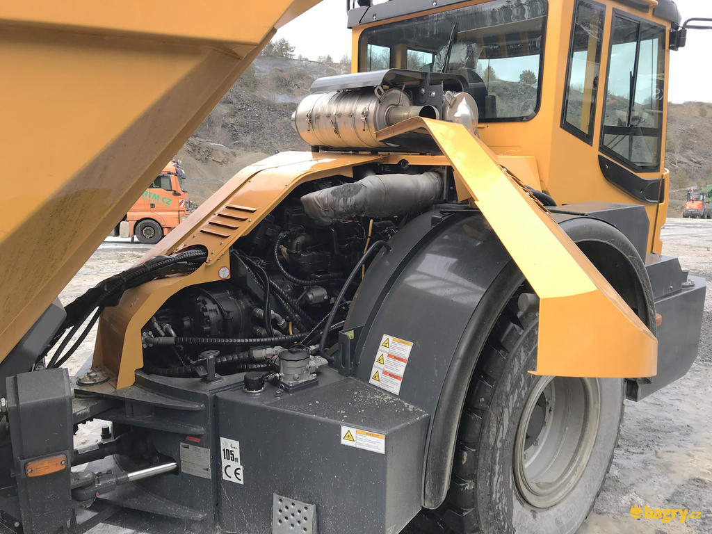 25. Pravý kryt odhaluje také hrdlo hydraulické nádrže.