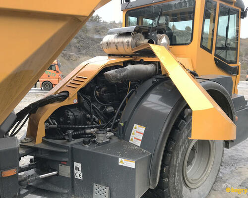 25. Pravý kryt odhaluje také hrdlo hydraulické nádrže.