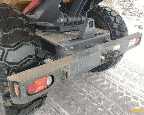 33. Zpětná kamera nad nárazníkem a osvětlený držák SPZ na nárazníku