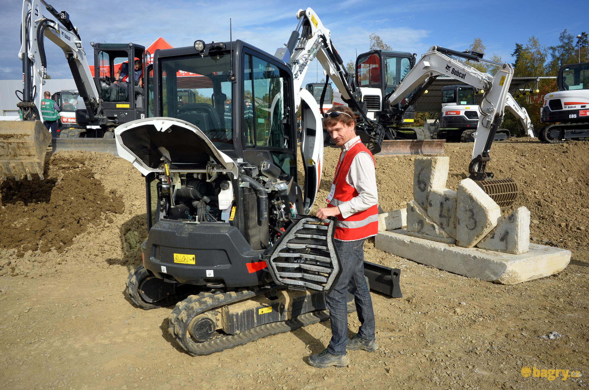 18. Pohled na Bobcat E27 zezadu