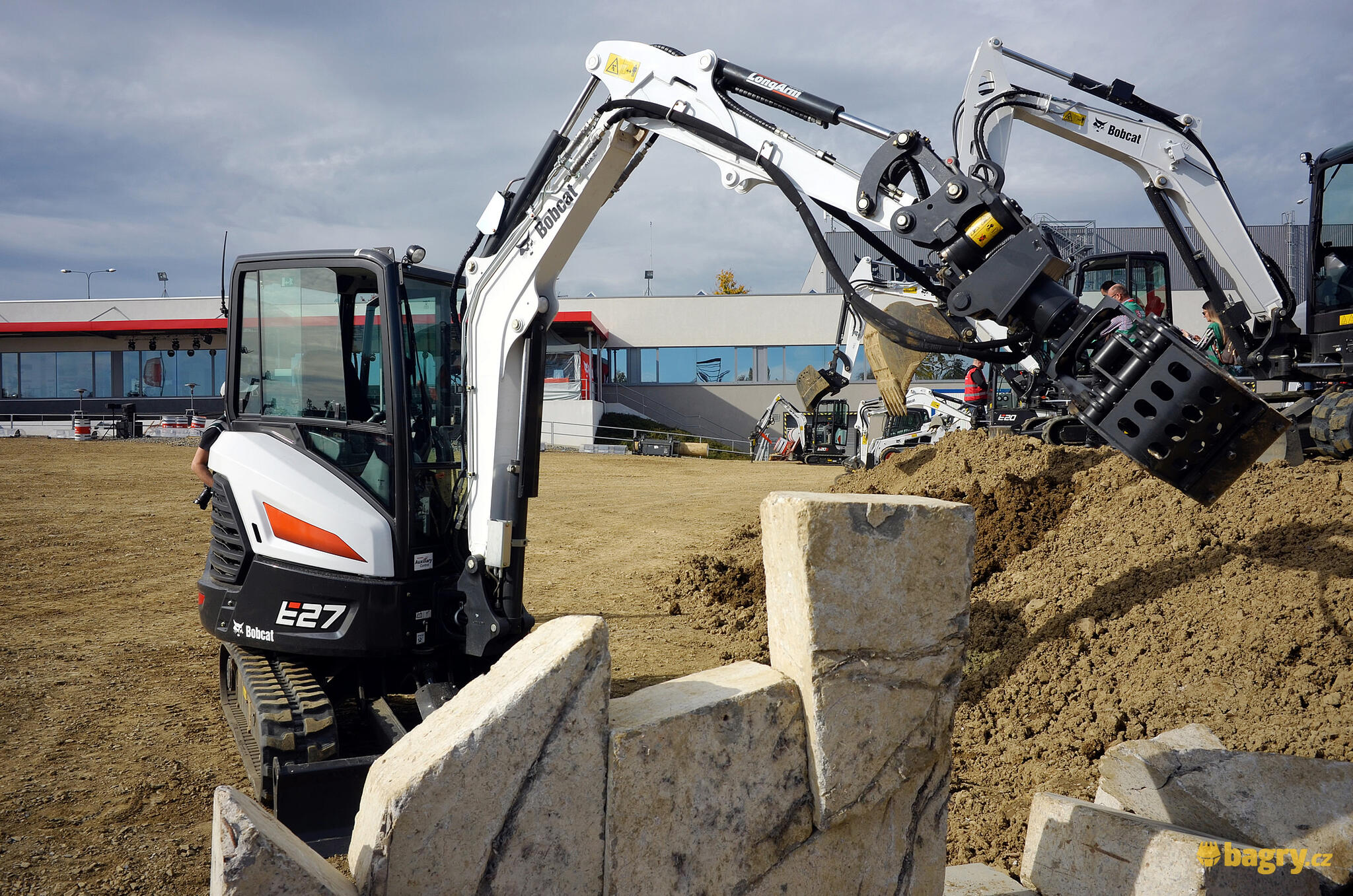 29. Bobcat E27 při práci