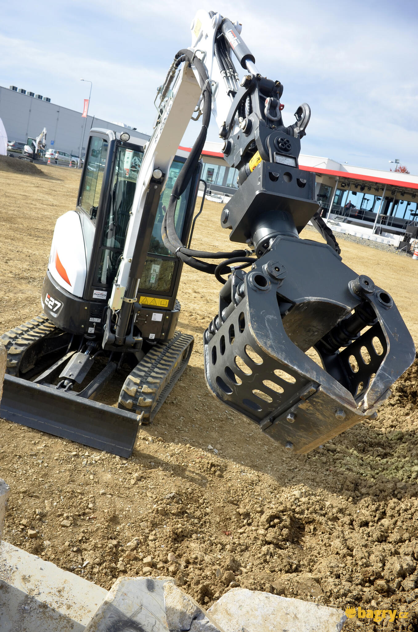 30. Bobcat E27