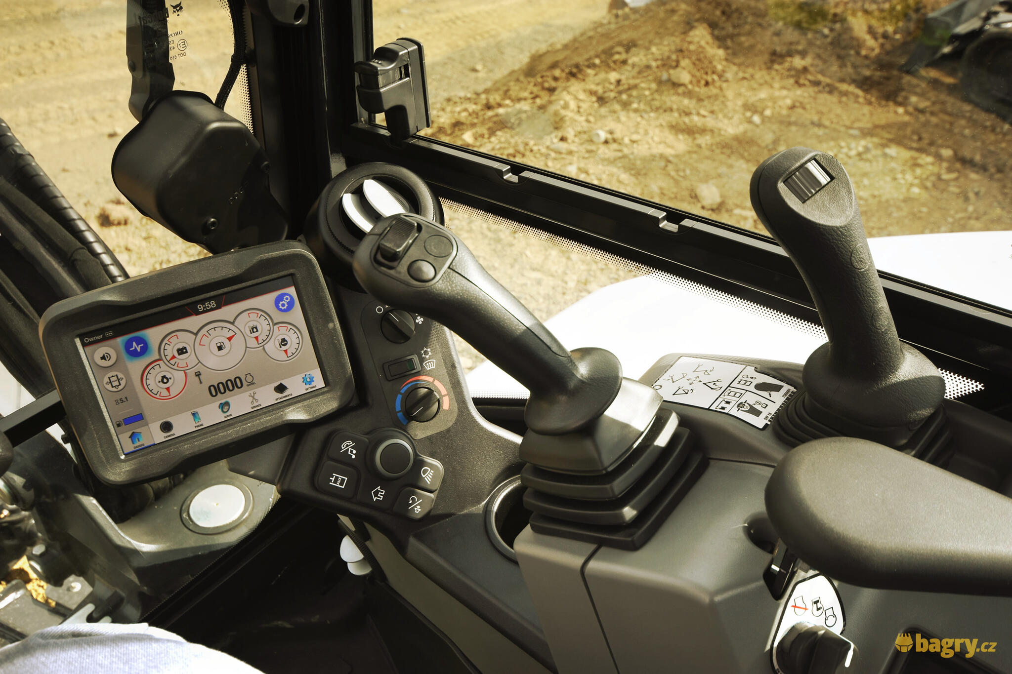 12. Bobcat E55z - vpravo joystick radlice