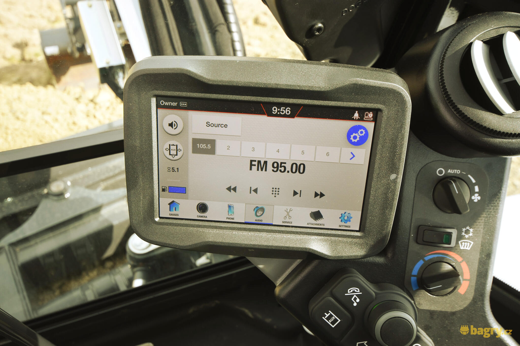 41. Displej Bobcat E55z - rádio