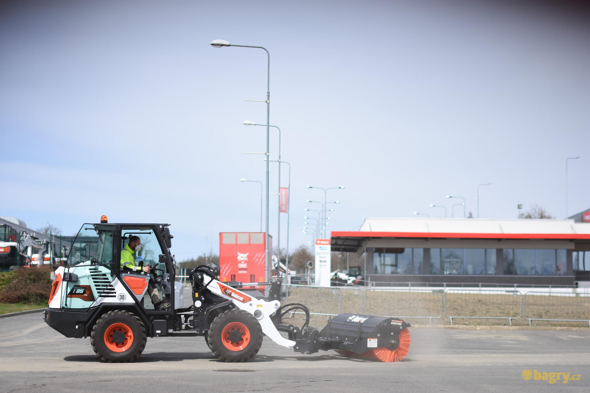 03. Kolový nakladač Bobcat L85 se zametačem