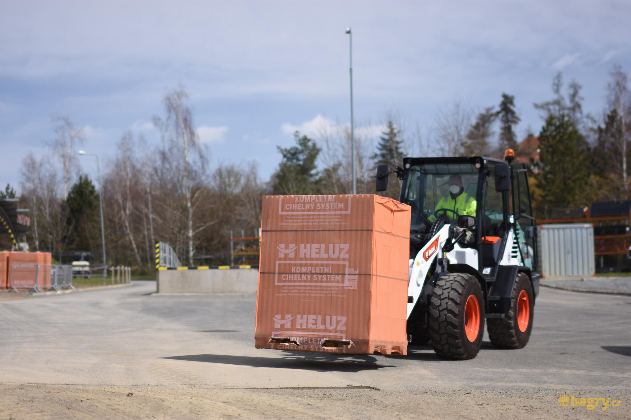 05. Kolový nakladač Bobcat L85