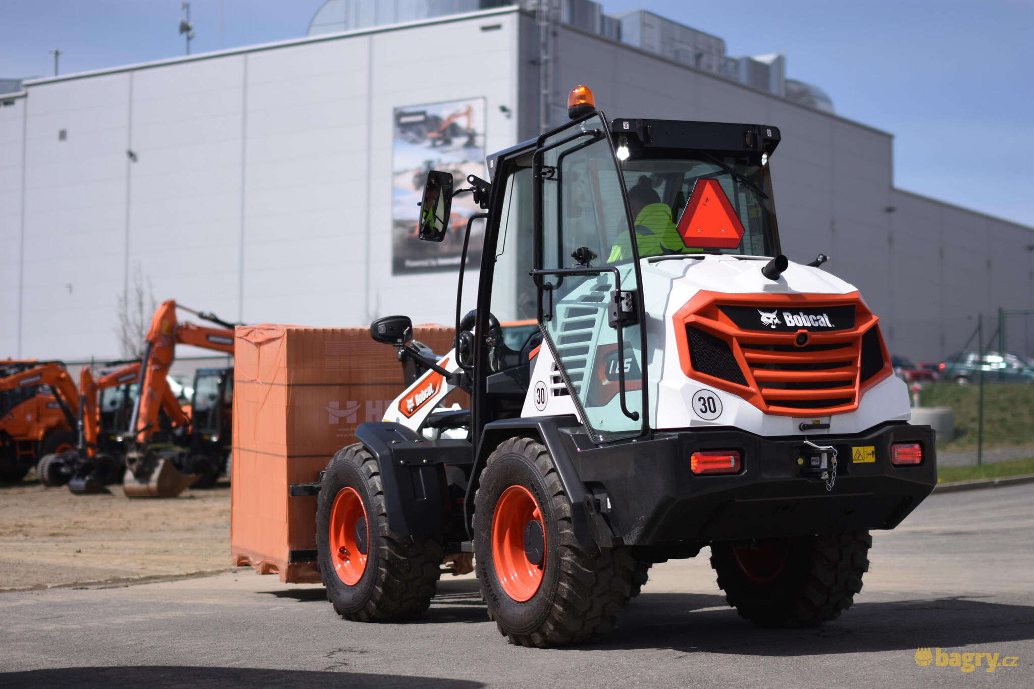 07. Kolový nakladač Bobcat L85