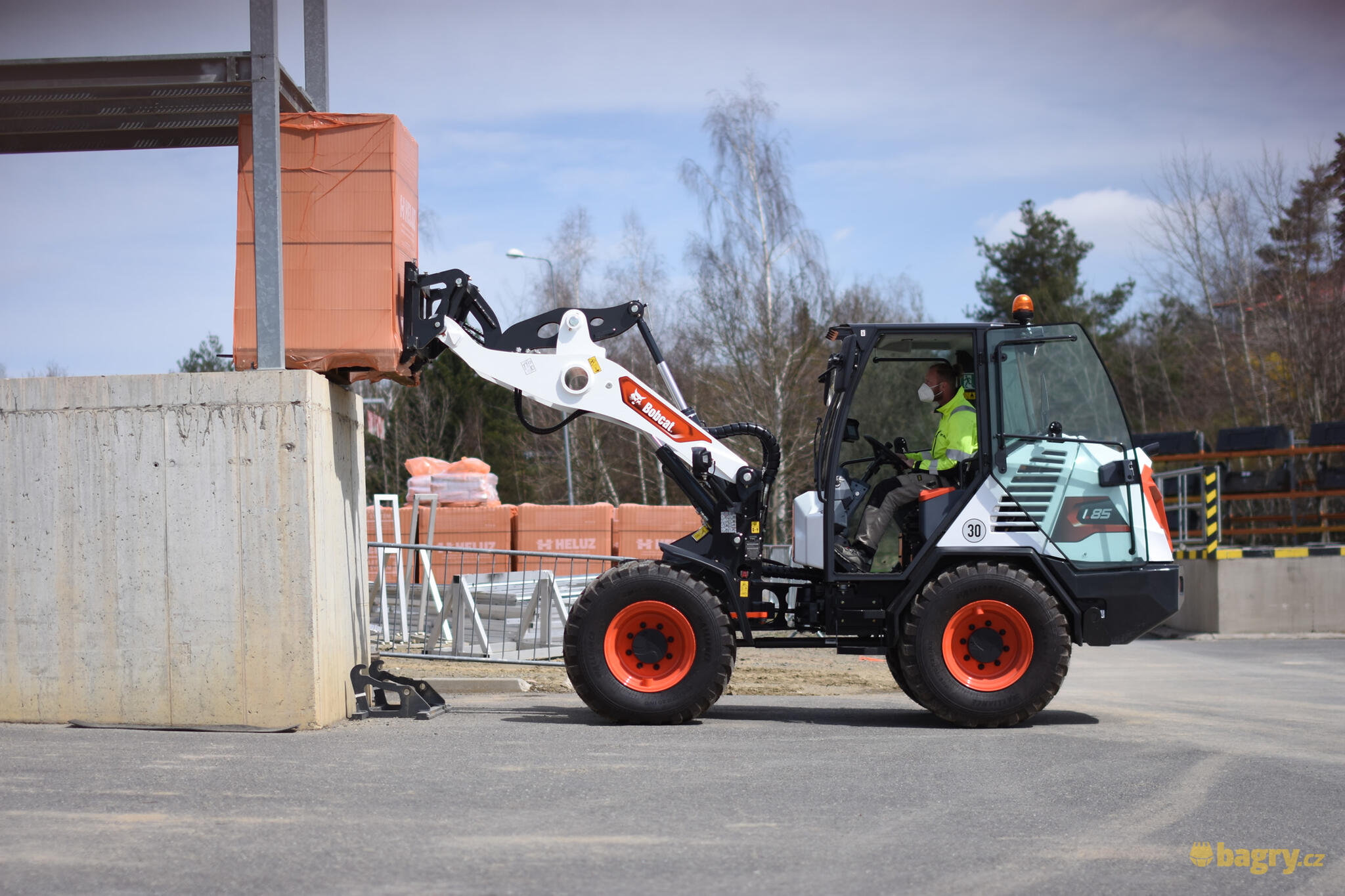 08. Kolový nakladač Bobcat L85