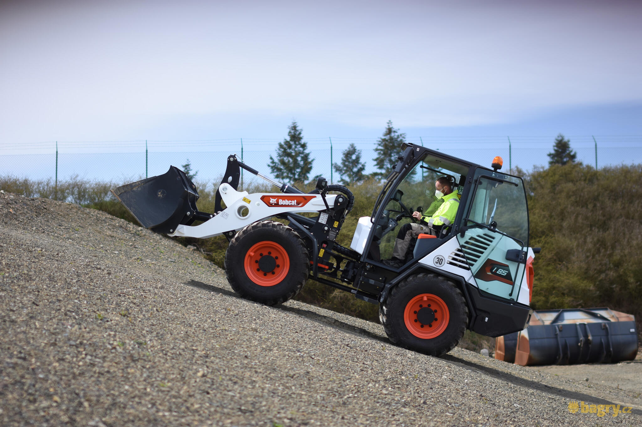 14. Kolový nakladač Bobcat L85