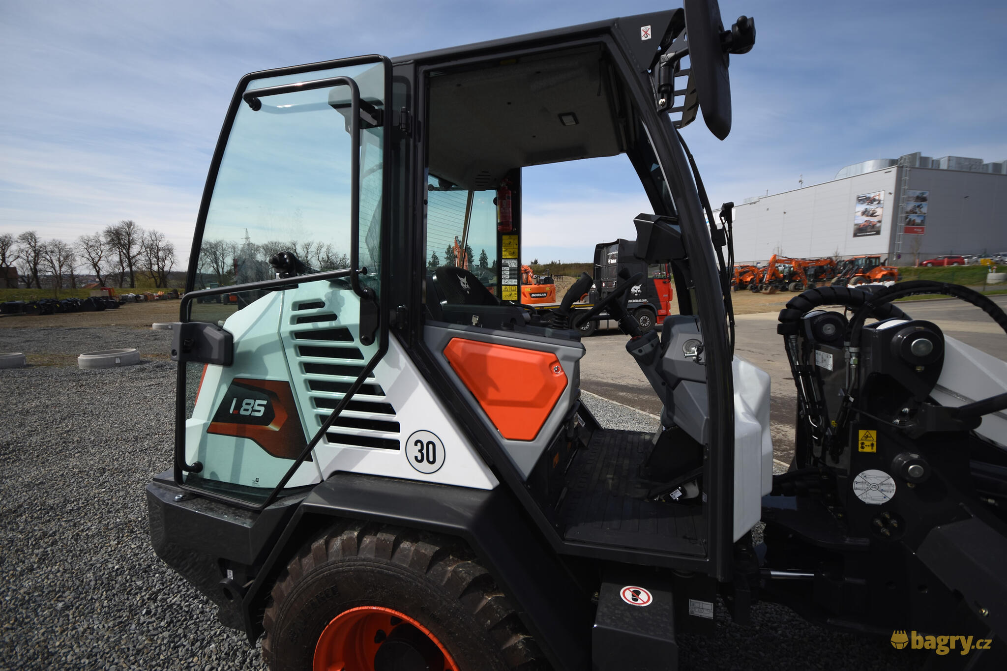 21. Kolový nakladač Bobcat L85 - otevřené pravé dveře