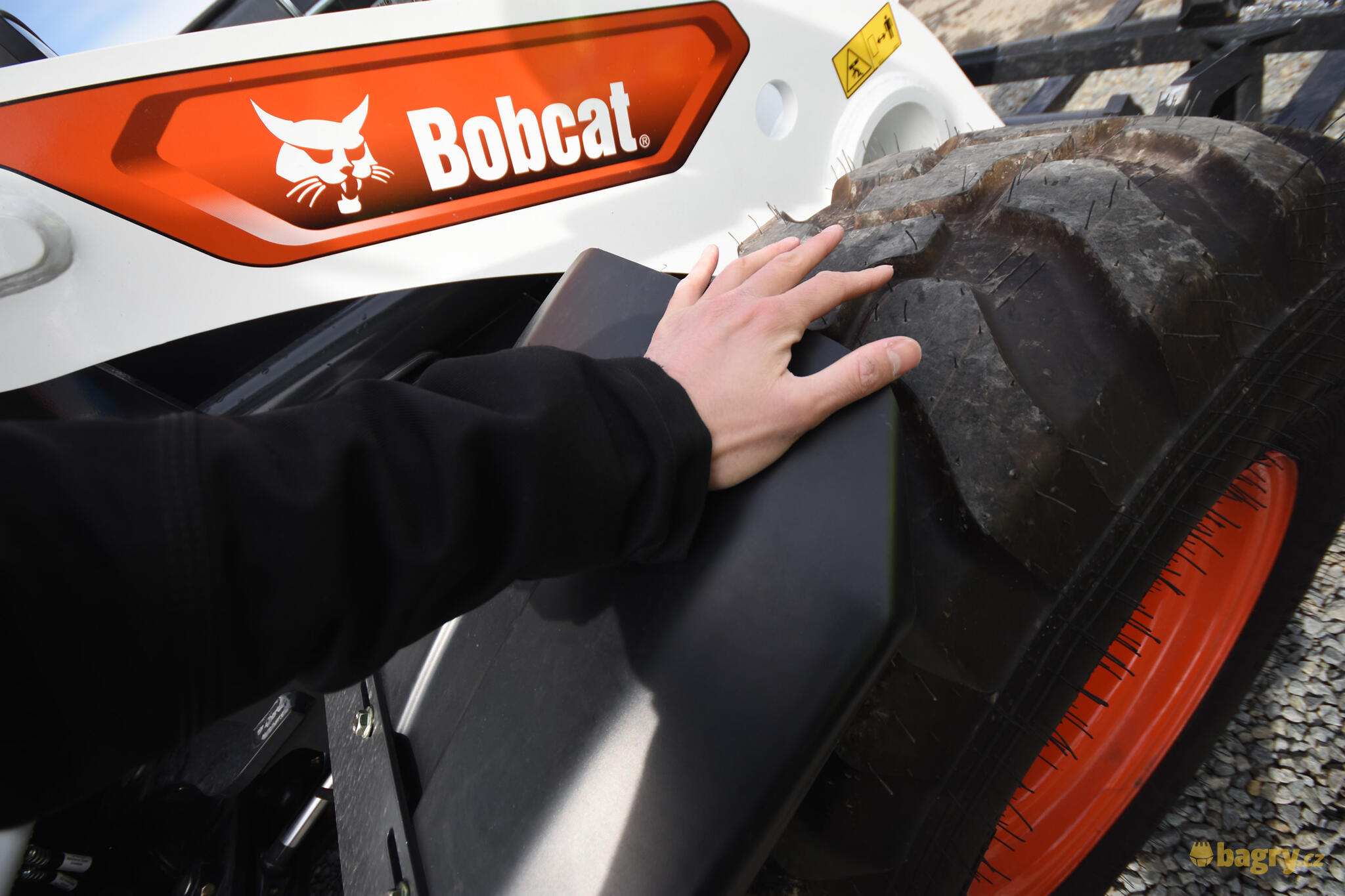 25. Kolový nakladač Bobcat L85 - poddajné přední blatníky