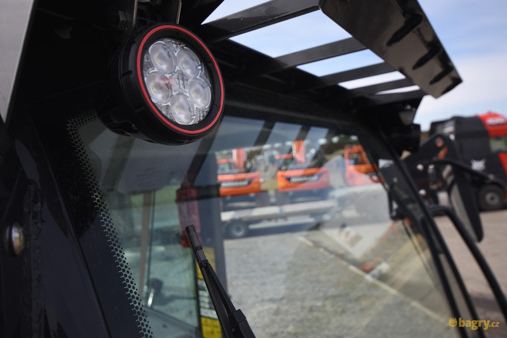 28. Kolový nakladač Bobcat L85 - pracovní LED světlomety
