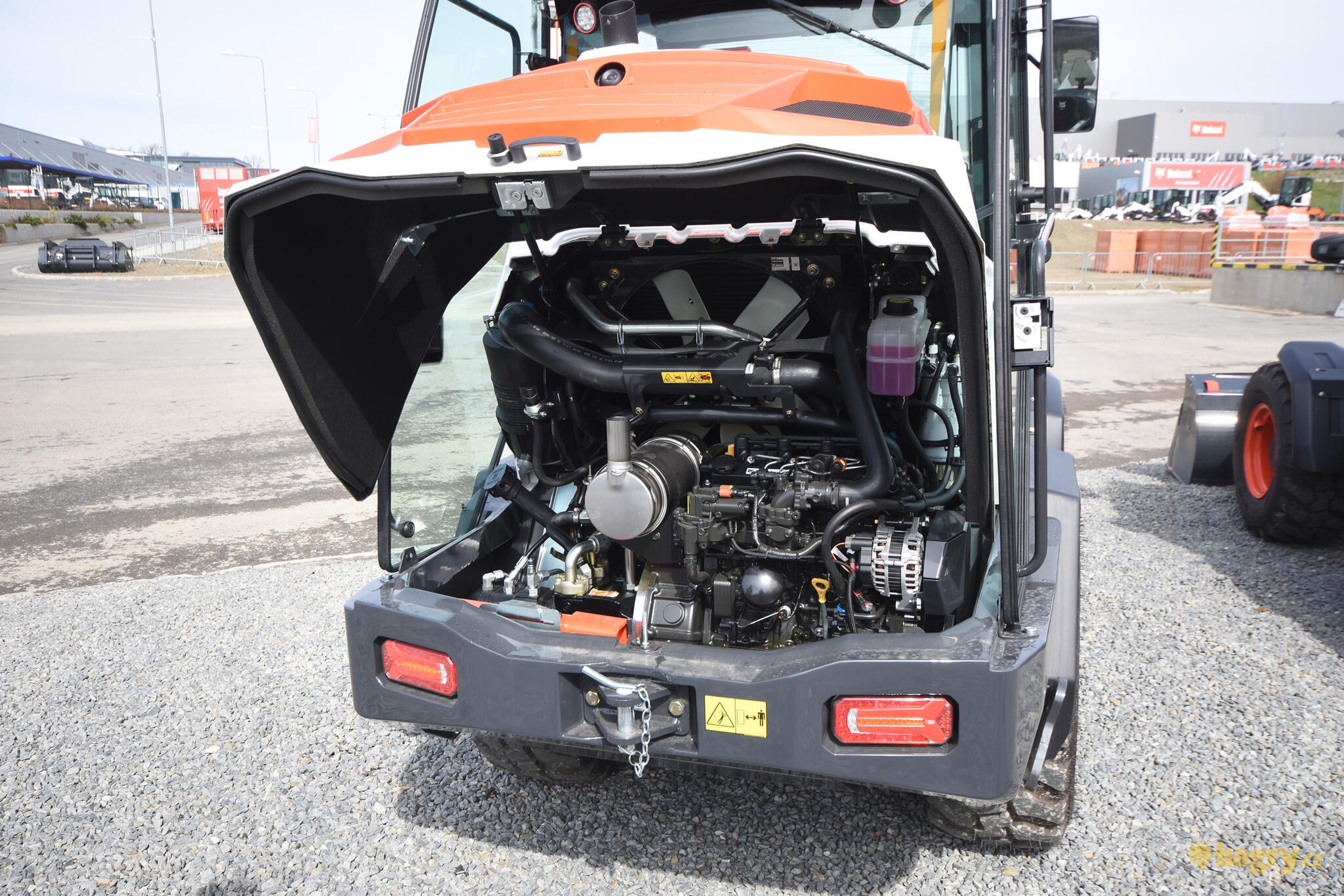 30. Kolový nakladač Bobcat L85 - pohled pod kapotu
