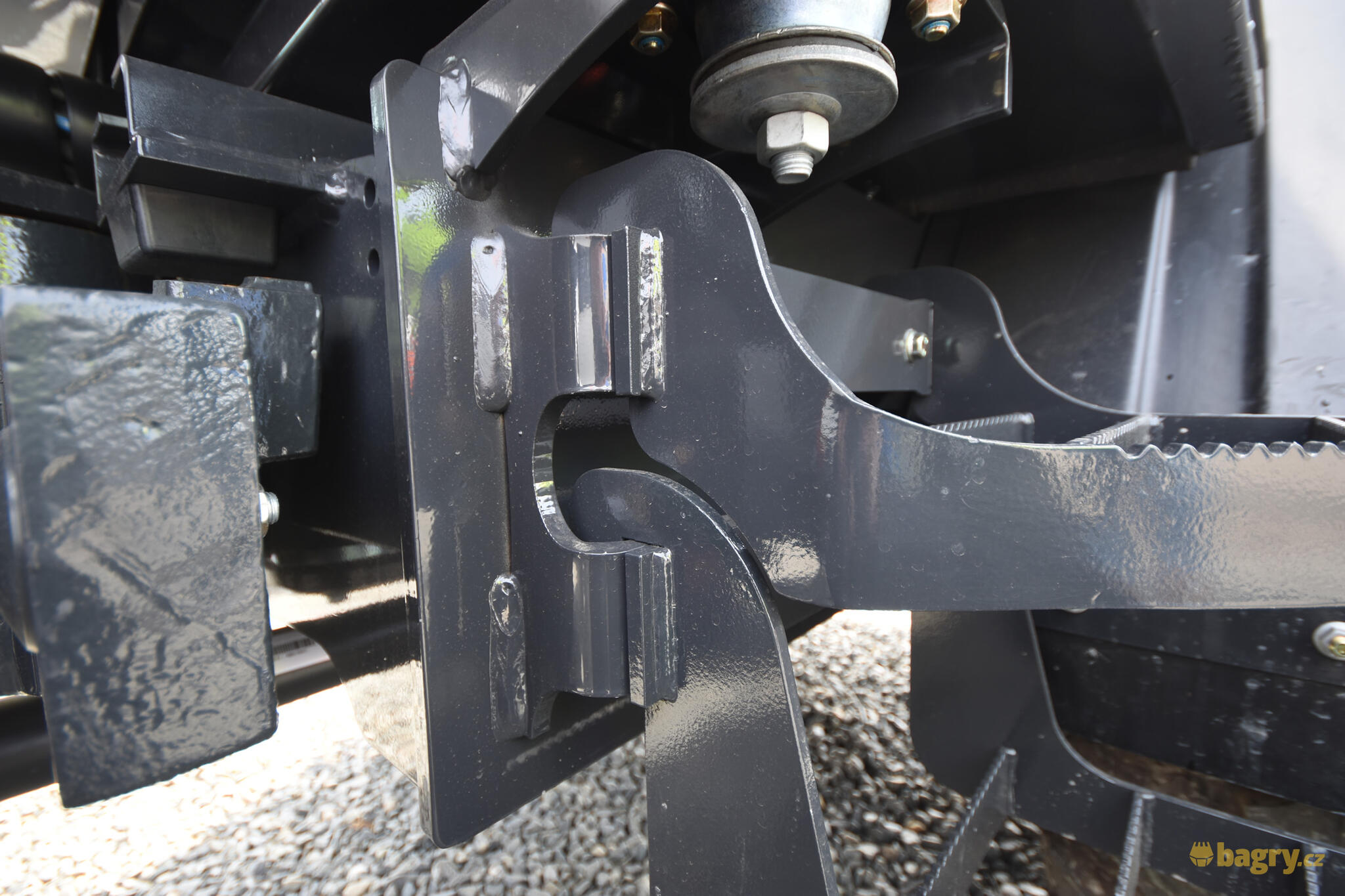 38. Kolový nakladač Bobcat L85 - detail zavěšení stupaček