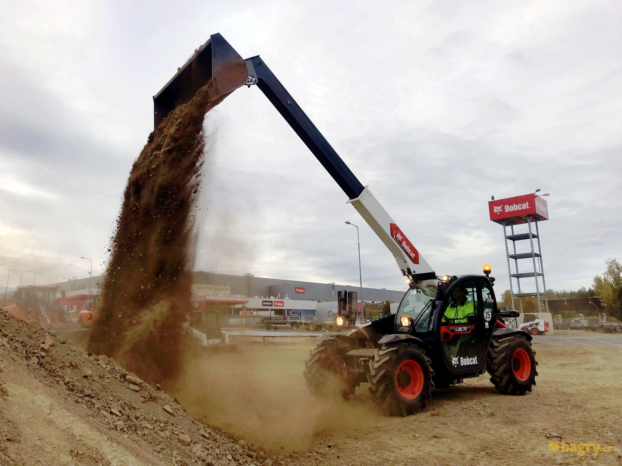 03. Bobcat TL30.70 s vysunutým teleskopem
