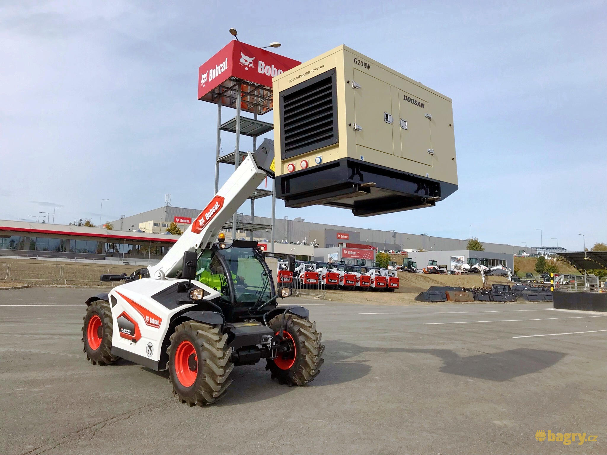 04. Bobcat TL30.70 zdvihá elektrocentrálu Doosan G20RW
