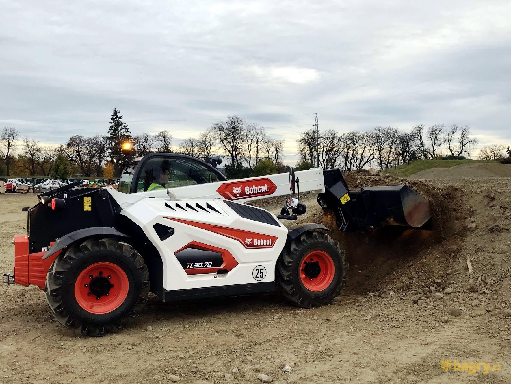 05. Bocat TL30.70 nabírá lopatu