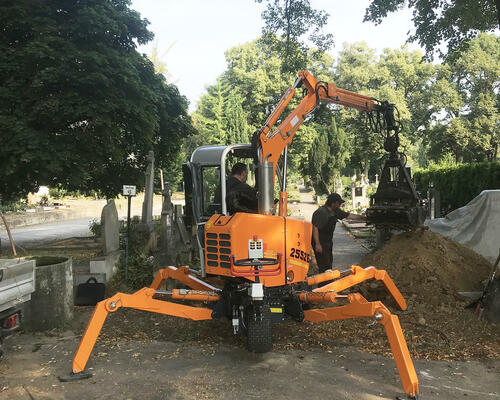 1. Hřbitovní rypadlo zdánlivě připomíná malé kráčivé rypadlo