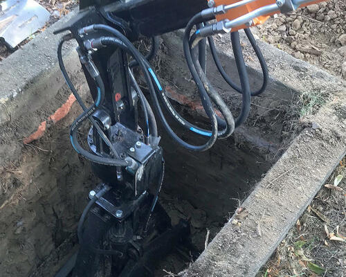 06. Téměř finální hloubka. Lepší nástroj na kopání hrobů si neumím představit.