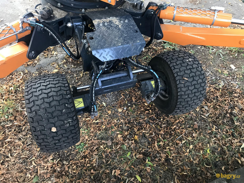 21. Detail rozšiřitelného podvozku a pojezdových hydromotorů