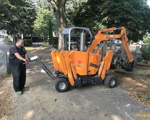 26. Stroj v přepravní poloze a jeho odvoz z "místa činu"