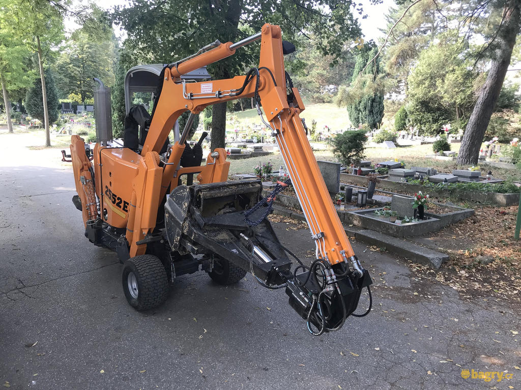 27. Hřbitovní rypadlo Boki 2552E